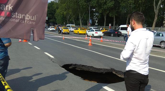Sondakika! Dolmabahçe'de yol çöktü